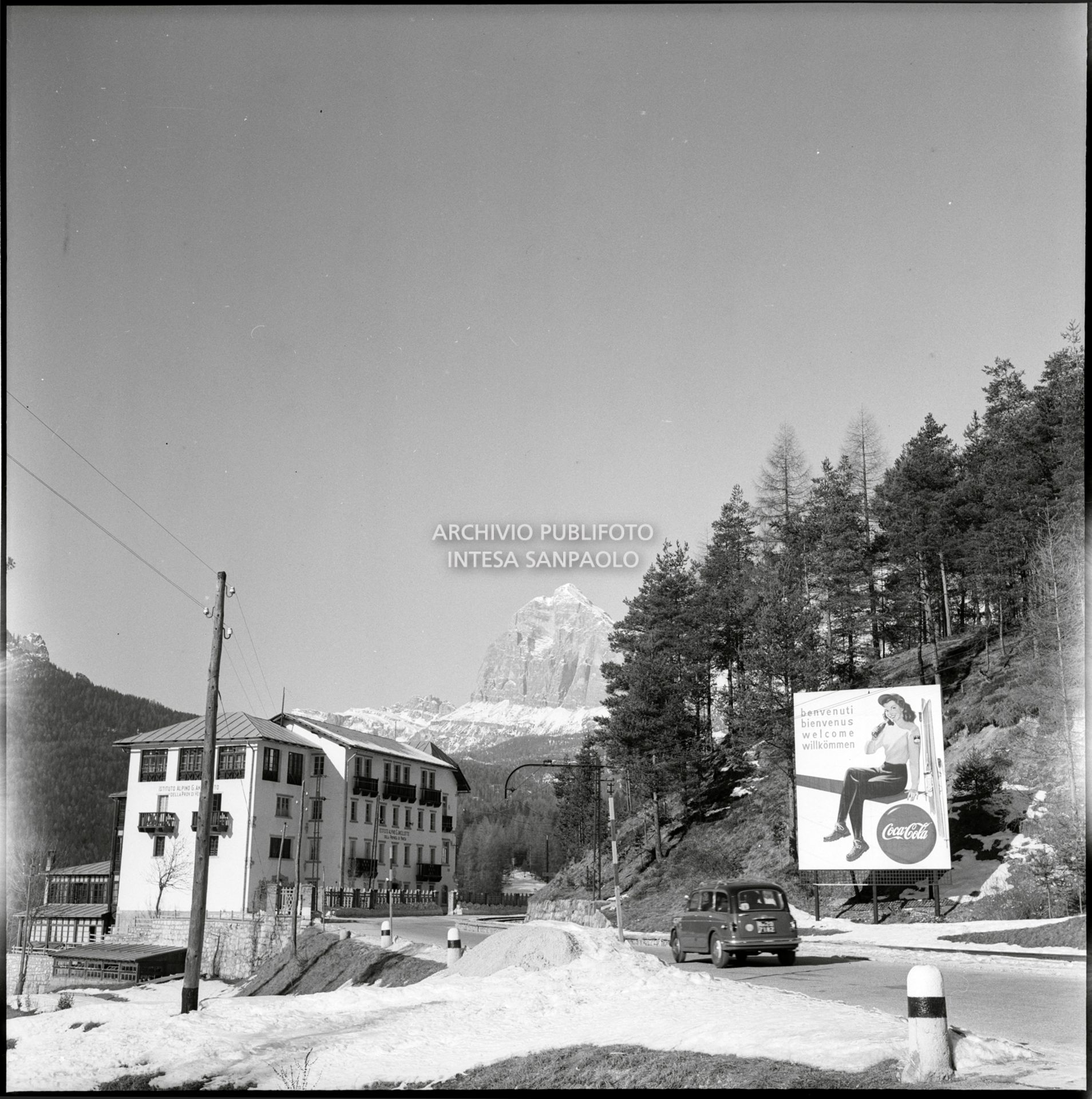 Cartello pubblicitario Coca-Cola lungo la strada per Cortina d'Ampezzo