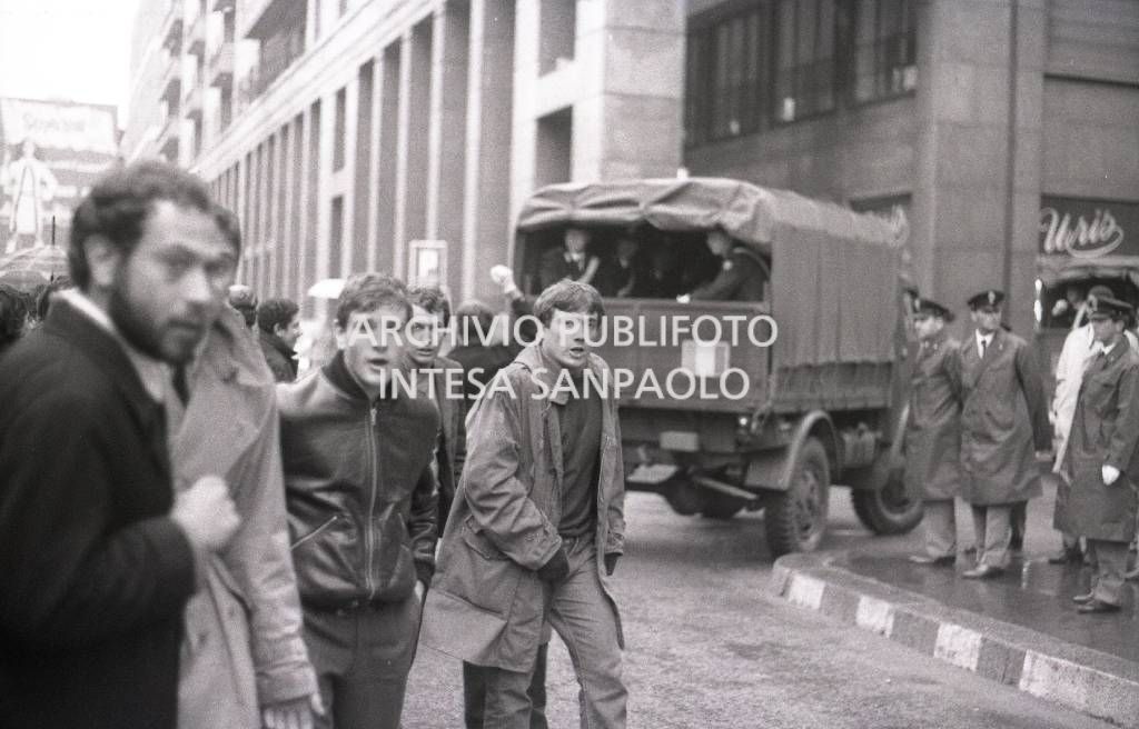 Un momento della manifestazione, organizzata a Milano, contro la guerra in Vietnam