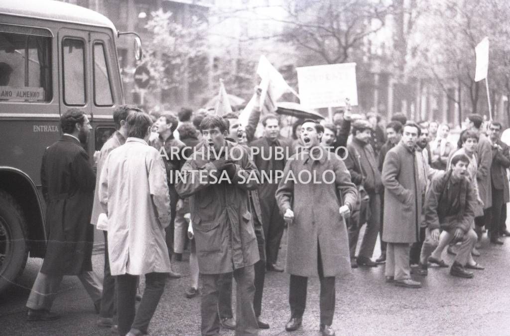 Un momento della manifestazione, organizzata a Milano, contro la guerra in Vietnam