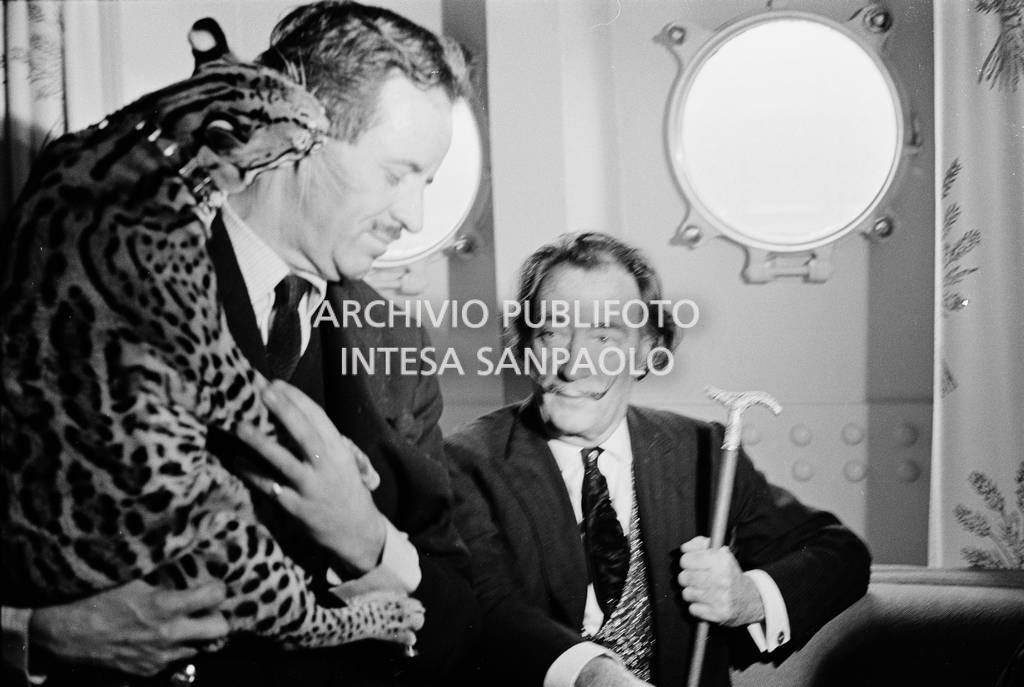 Salvador Dalì insieme al produttore David Merrick che tiene in braccio l'ocelot Babou dell'artista