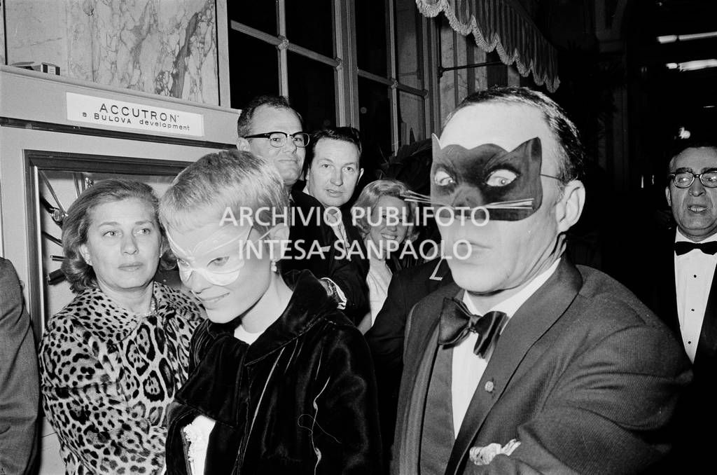 Frank Sinatra e Mia Farrow in maschera al "Black and White Ball" organizzato da Truman Capote