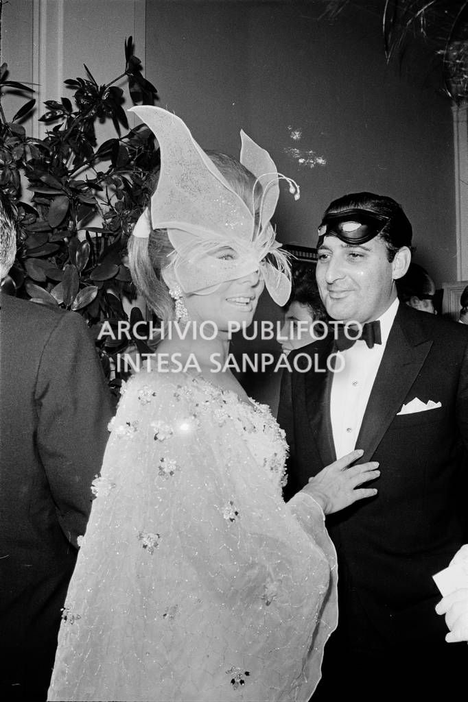 Cristina Ford con Giancarlo Uzielli entrambi in maschera al "Black and White Ball" organizzato da Truman Capote