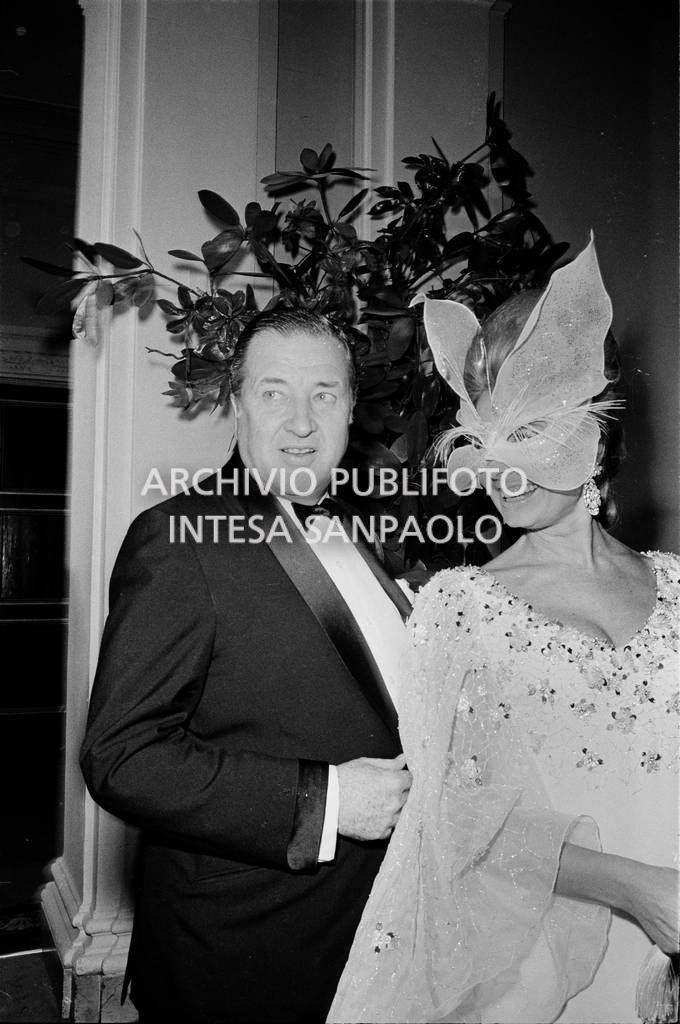 Cristina Ford in maschera con il marito Henry Ford II al "Black and White Ball" organizzato da Truman Capote