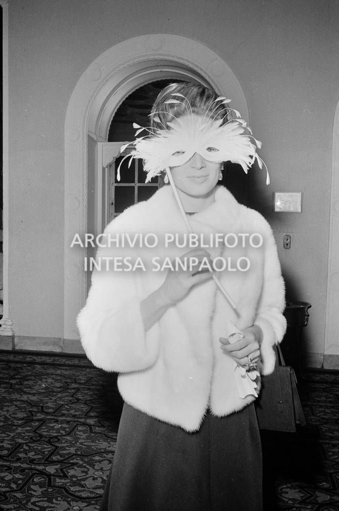 Charlotte Ford Stavros Niarchos in maschera al "Black and White Ball" organizzato da Truman Capote