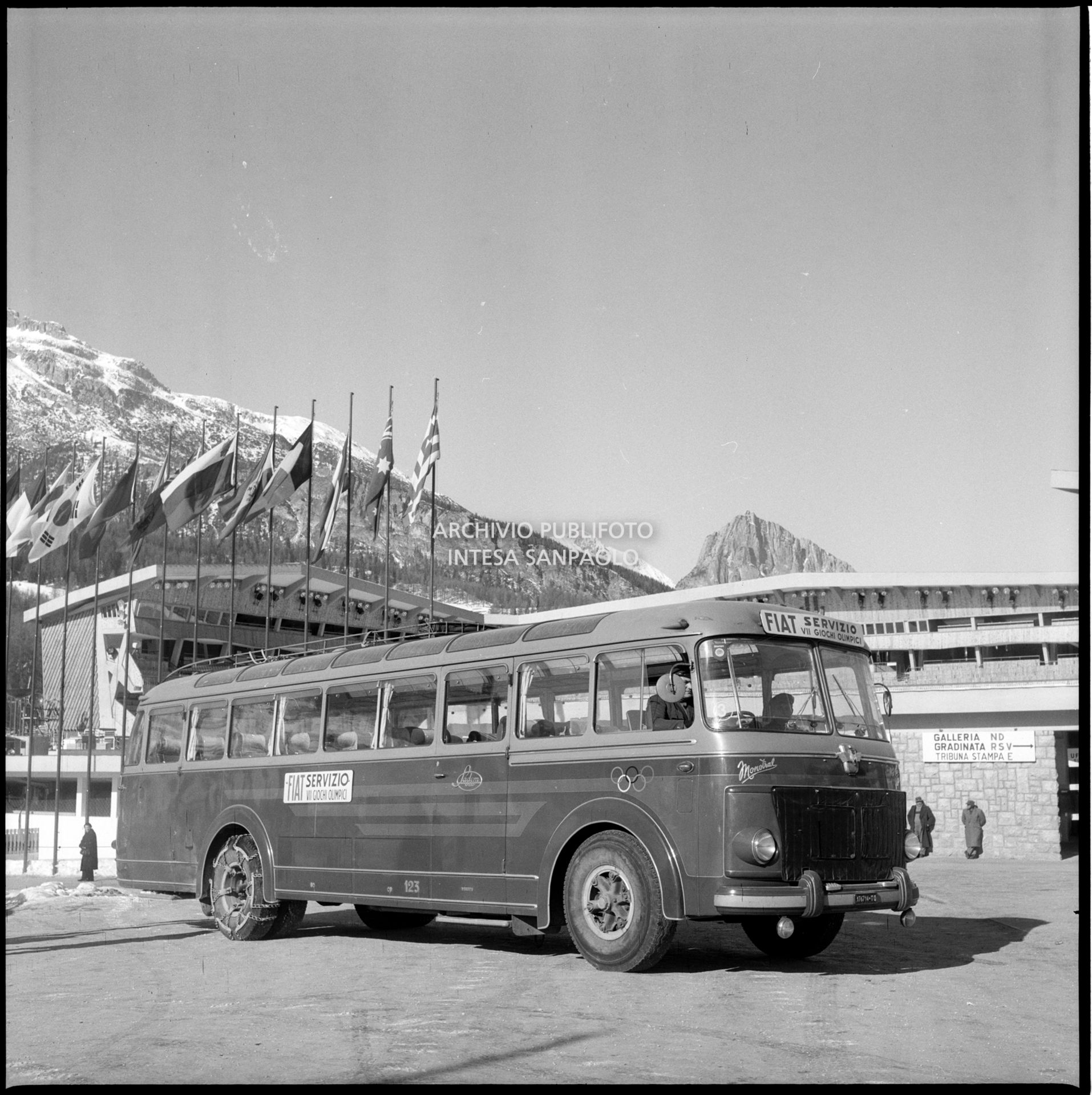 Pullman Fiat 682 RN Viberti Monotral della compagnia Sadem adibito a trasporto del personale, in servizio per i VII Giochi olimpici invernali, nel viale d'ingresso allo Stadio del ghiaccio di Cortina d'Ampezzo
