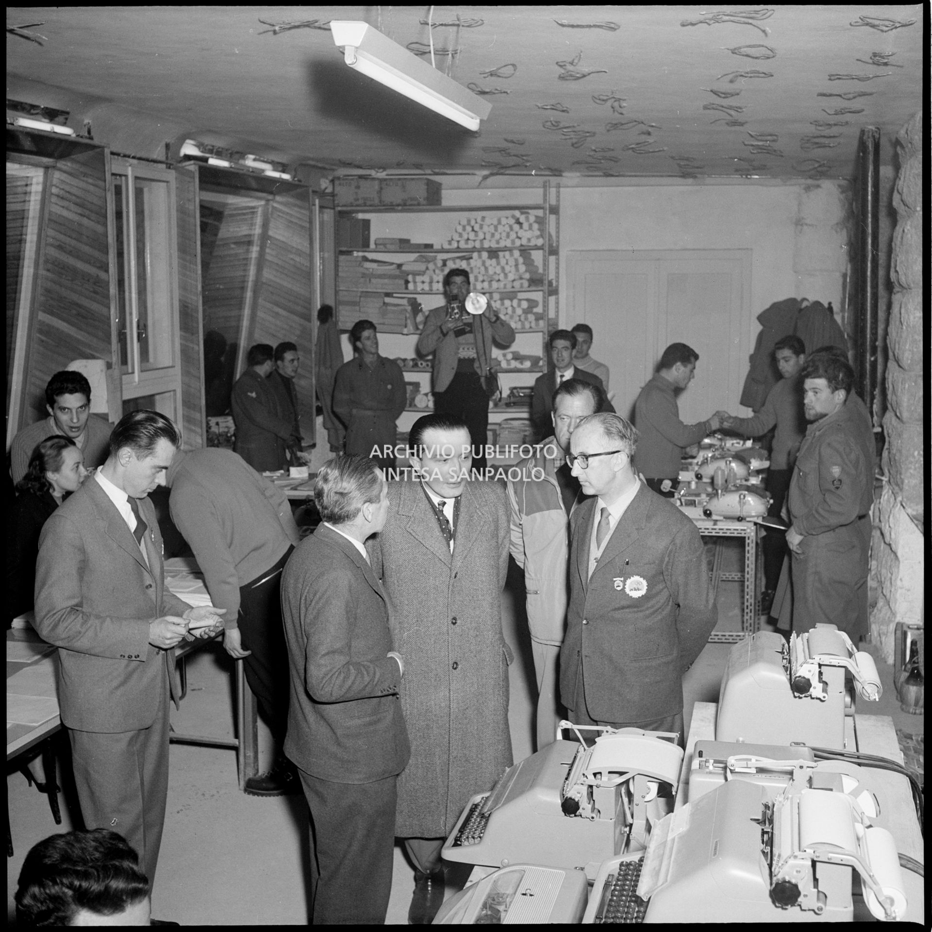 Il direttore del Centro per la stampa, Giuseppe Sabelli Fioretti, mostra al ministro delle Finanze Giulio Andreotti il reparto delle telescriventi