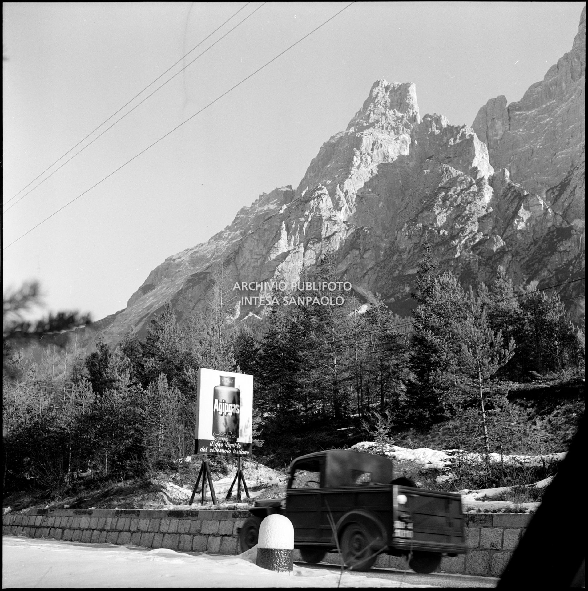 Cartello pubblicitario Agipgas nei dintorni di Cortina d'Ampezzo nei giorni dei VII Giochi olimpici invernali