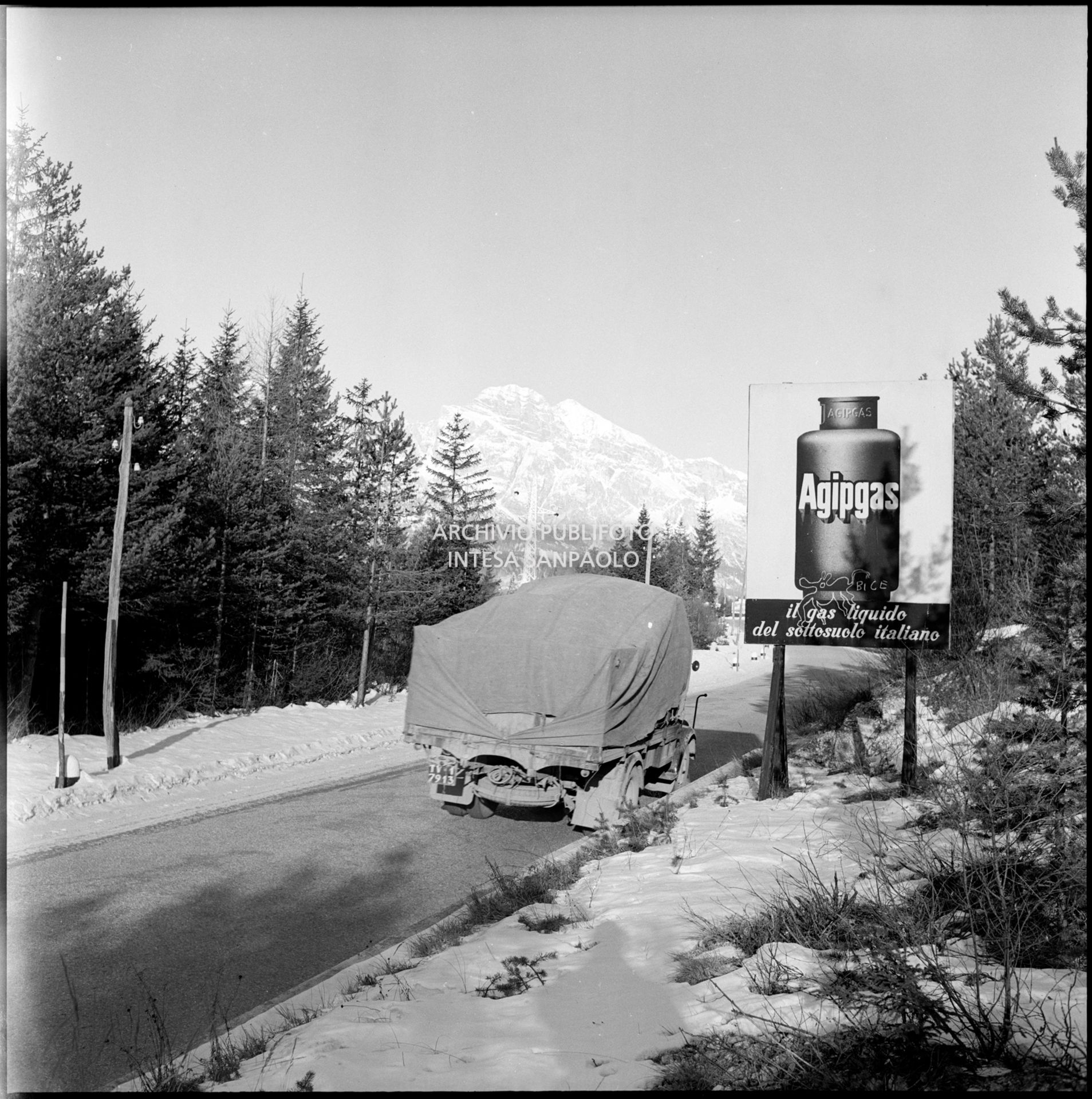 Cartello pubblicitario Agipgas nei dintorni di Cortina d'Ampezzo nei giorni dei VII Giochi olimpici invernali