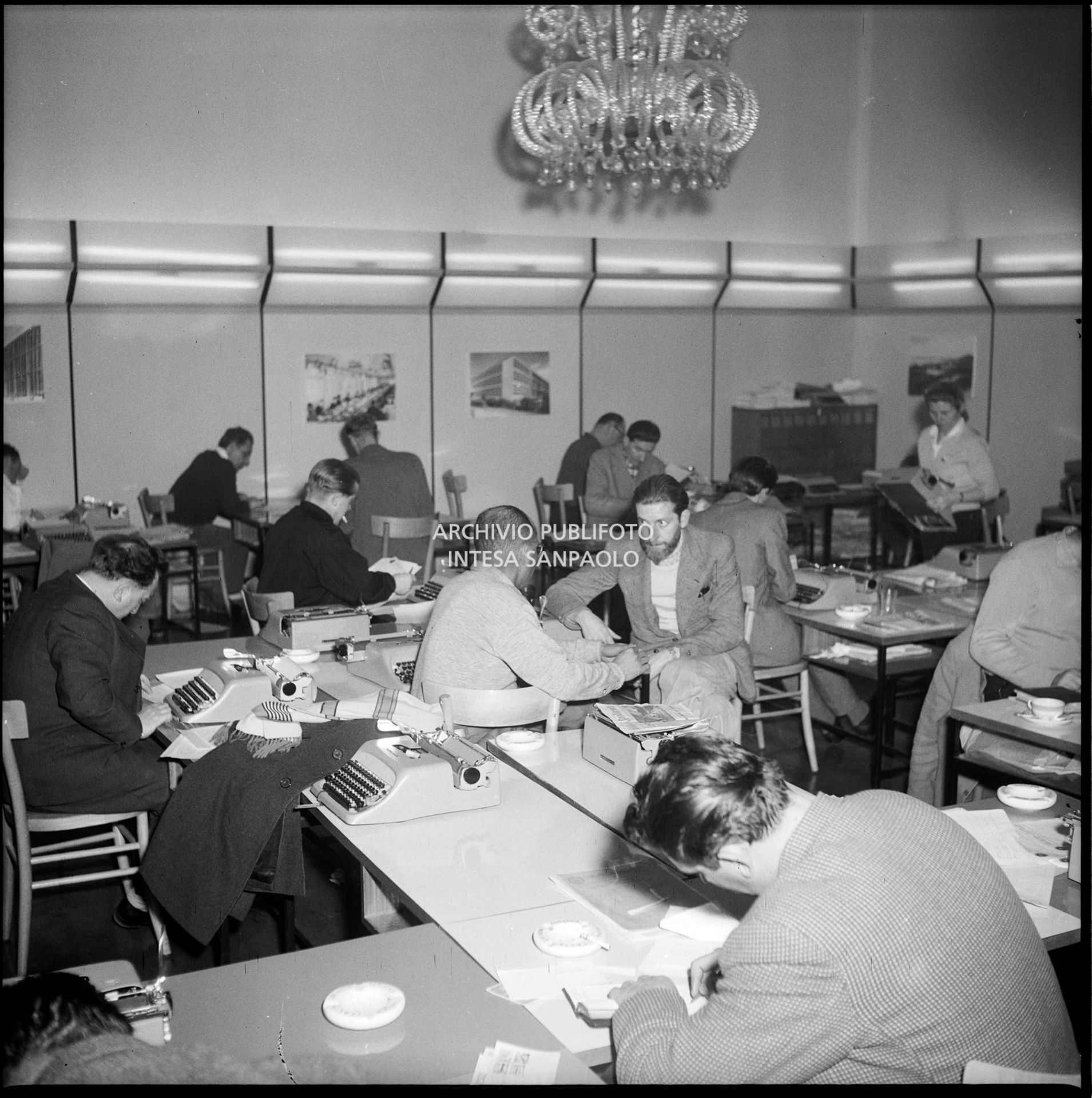 Giornalisti al lavoro nella sala stampa, attrezzata dalla Olivetti con macchine da scrivere delle principali lingue del mondo, presso l'albergo Savoia a Cortina d'Ampezzo