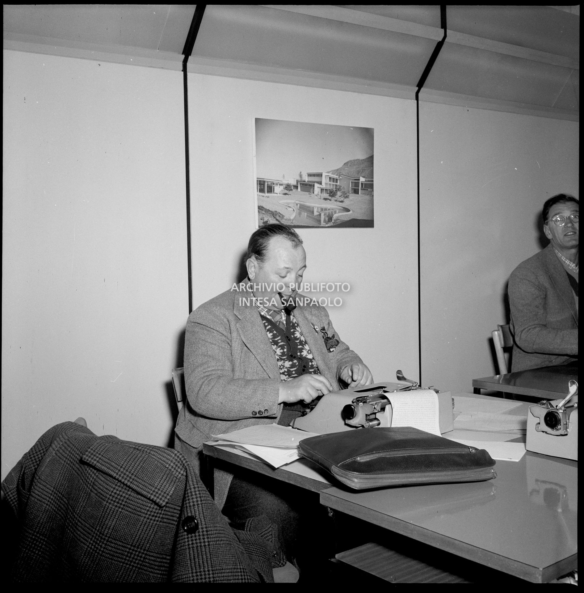 Giornalisti al lavoro nella sala stampa, attrezzata dalla Olivetti con macchine da scrivere delle principali lingue del mondo, presso l'albergo Savoia a Cortina d'Ampezzo