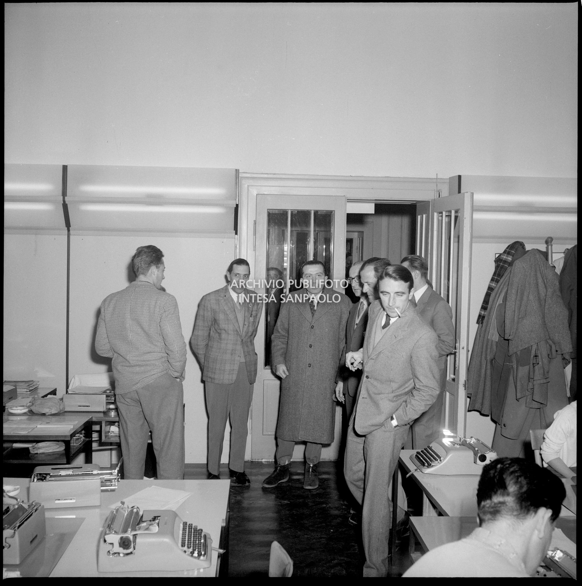 Il ministro delle Finanze Giulio Andreotti vista la sala stampa, attrezzata dalla Olivetti con macchine da scrivere delle principali lingue del mondo, presso l'albergo Savoia a Cortina d'Ampezzo