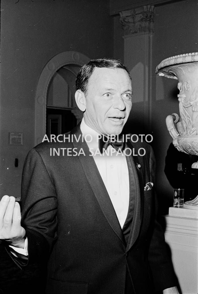 Frank Sinatra al "Black and White Ball" organizzato da Truman Capote