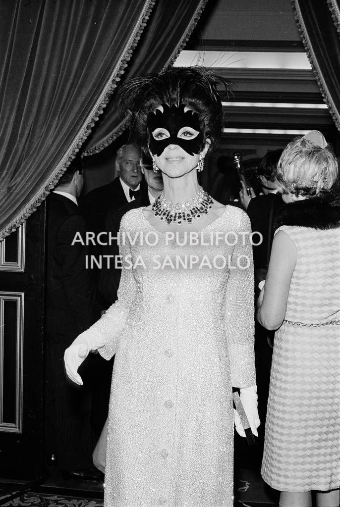 Un'ospite in maschera al "Black and White Ball" organizzato da Truman Capote