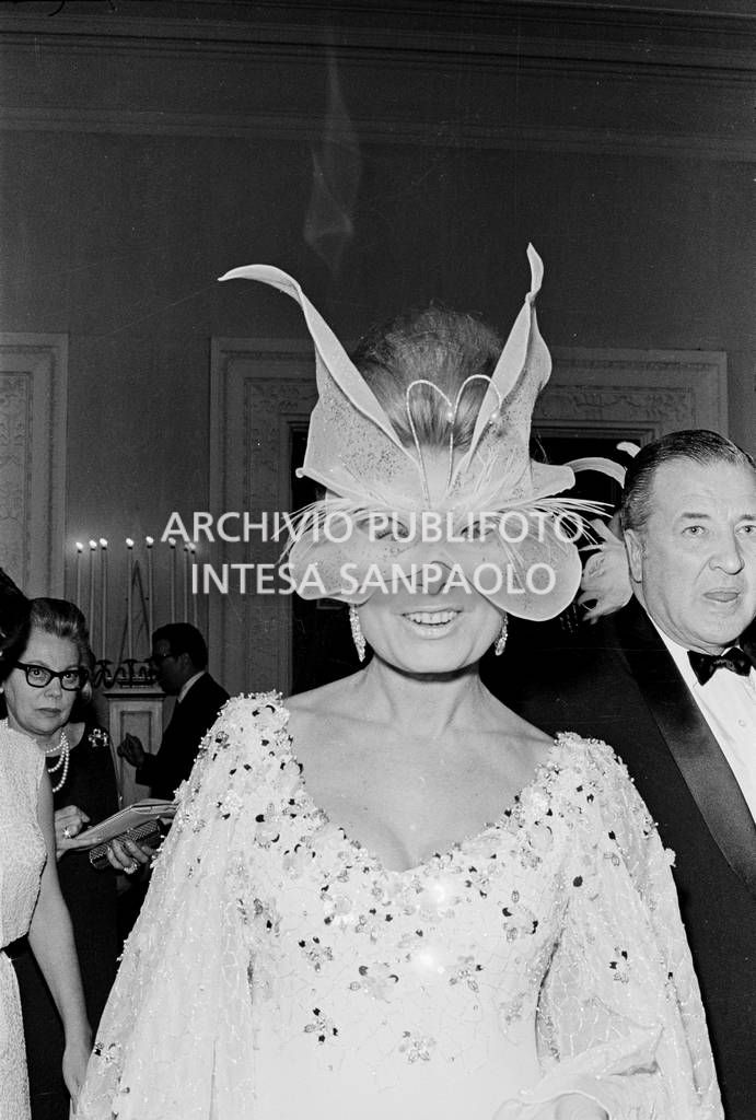 Cristina Ford in maschera al "Black and White Ball" organizzato da Truman Capote