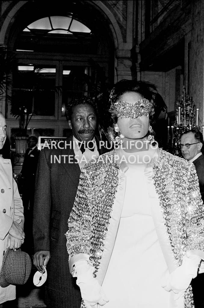 Gordon Parks con la moglie, in maschera, al "Black and White Ball" organizzato da Truman Capote