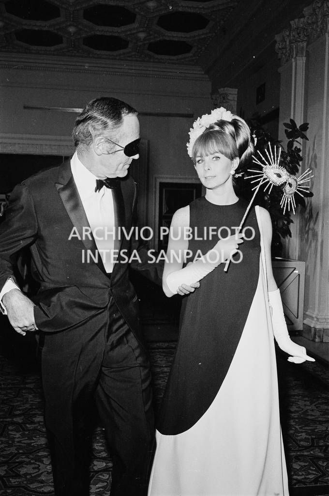 Henry Fonda, in maschera, con la moglie Shirlee Mae Adams al "Black and White Ball" organizzato da Truman Capot