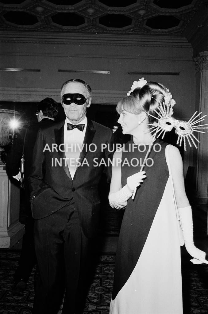 Henry Fonda, in maschera, con la moglie Shirlee Mae Adams al "Black and White Ball" organizzato da Truman Capote