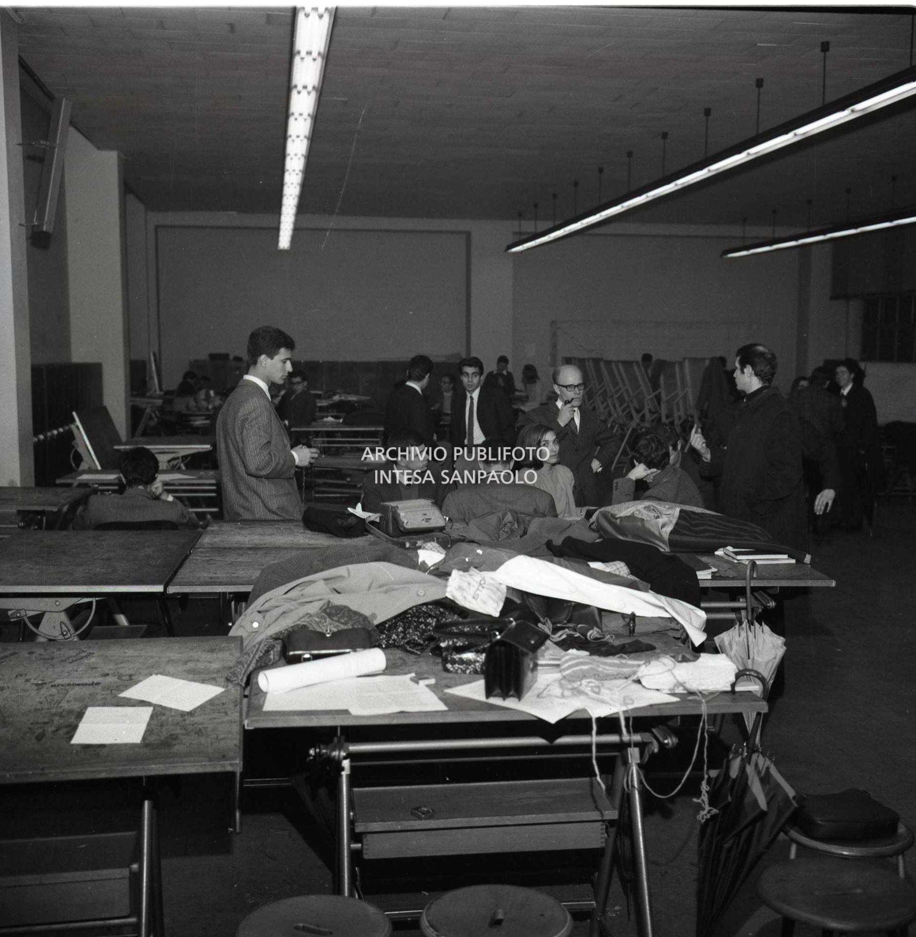 Studenti della Facoltà di architettura del Politecnico di Milano ripresi nel quarantunesimo giorno di occupazione dell'Ateneo