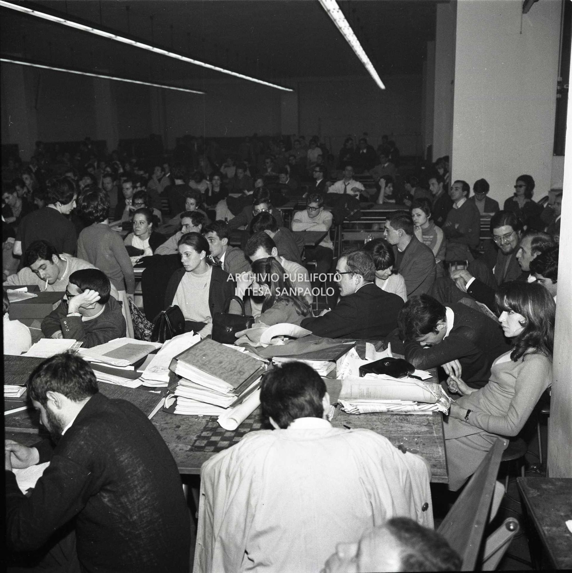 Studenti della Facoltà di architettura del Politecnico di Milano ripresi nel quarantunesimo giorno di occupazione dell'Ateneo