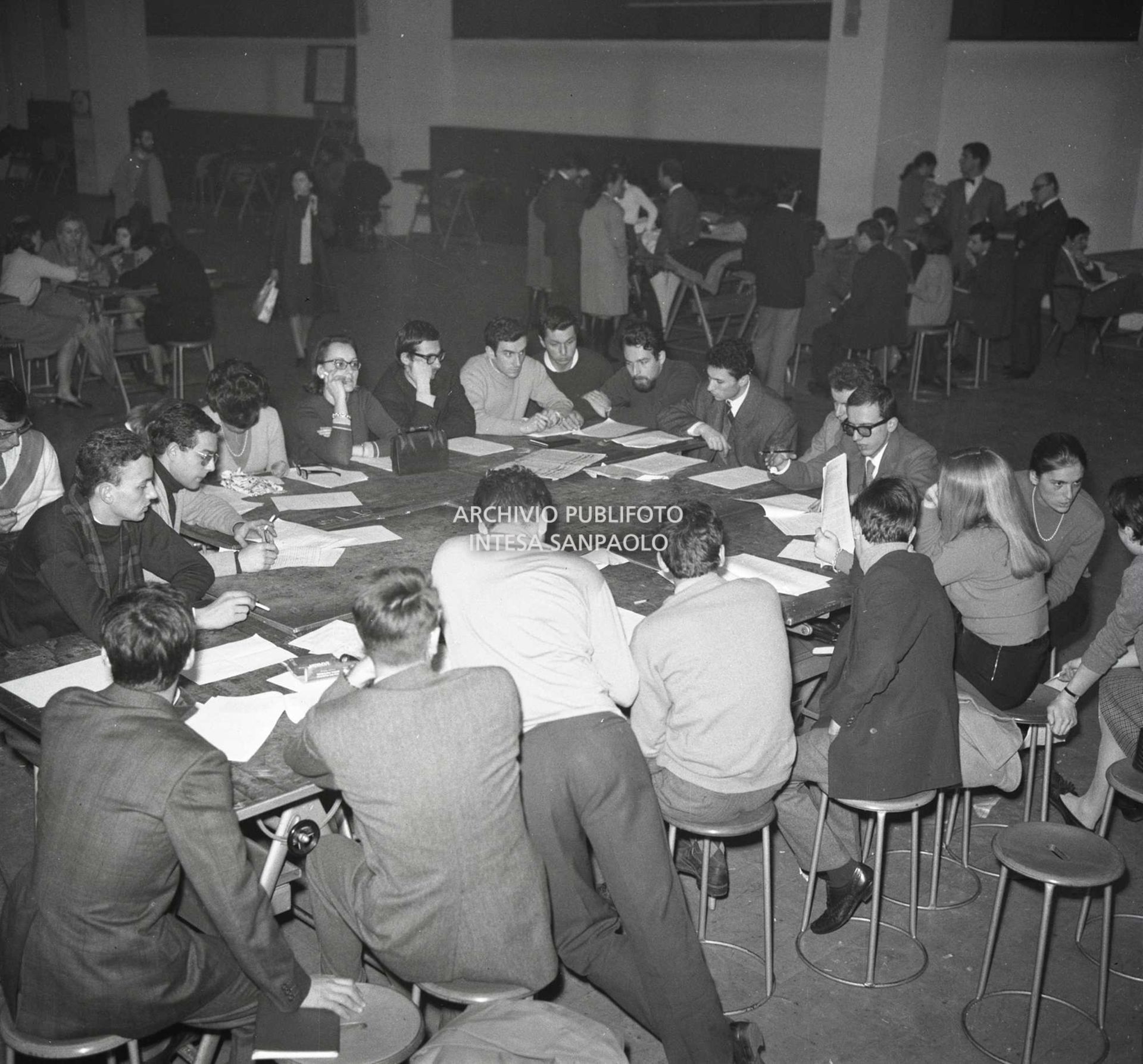 Studenti della Facoltà di architettura del Politecnico di Milano ripresi nel quarantunesimo giorno di occupazione dell'Ateneo