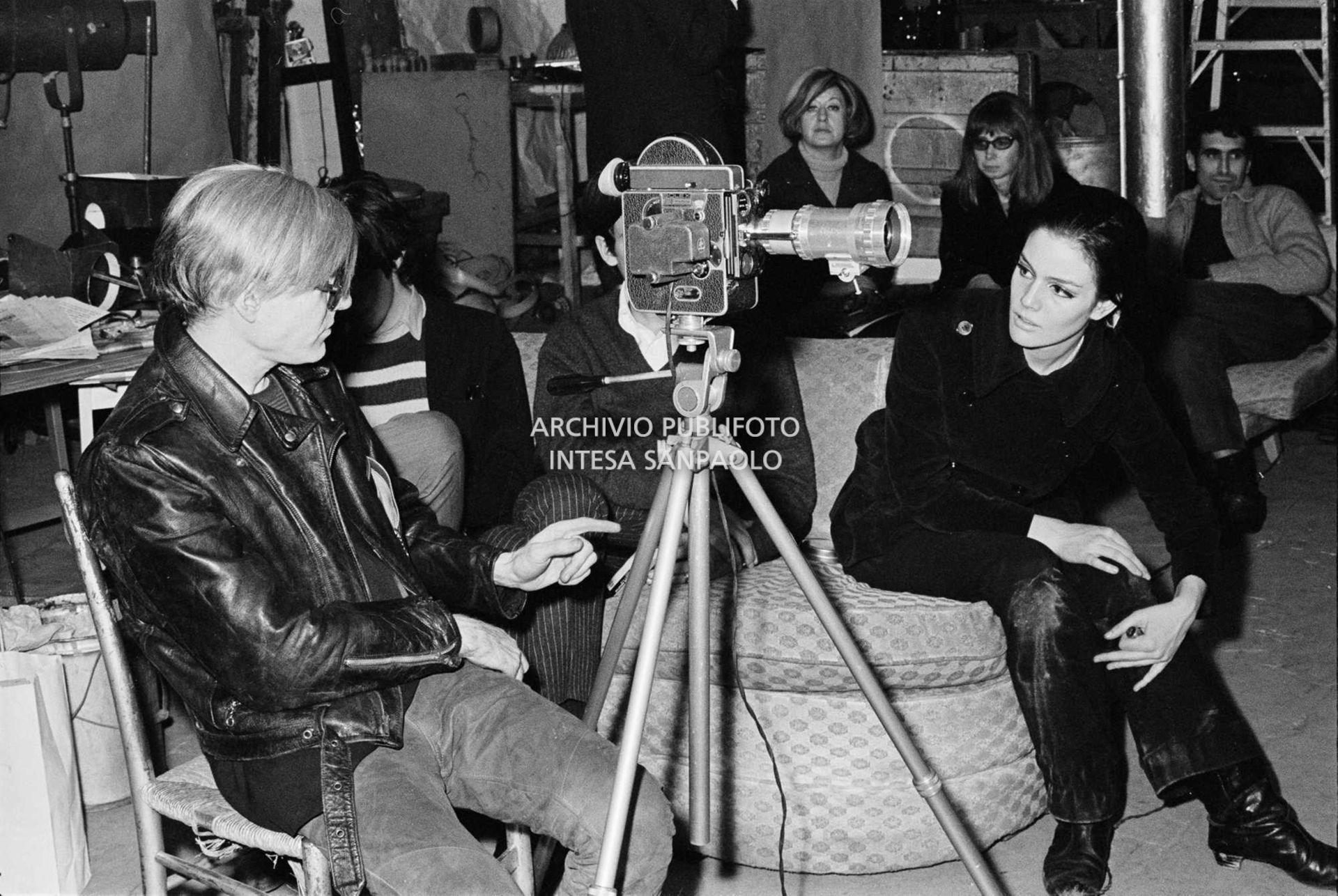 Andy Warhol a casa di Timothy Leary, con altre persone, dietro la macchina da presa
