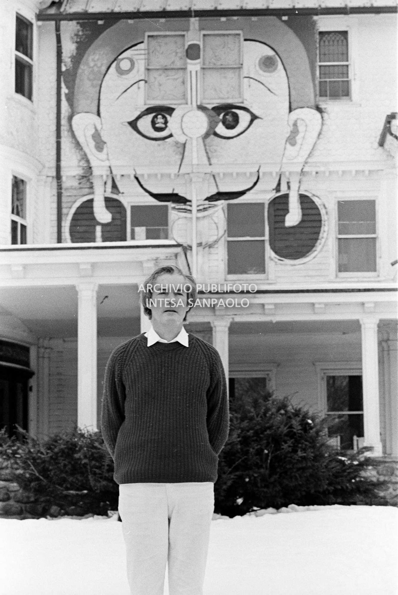 Timothy Leary ritratto davanti alla sua casa a Millbrook