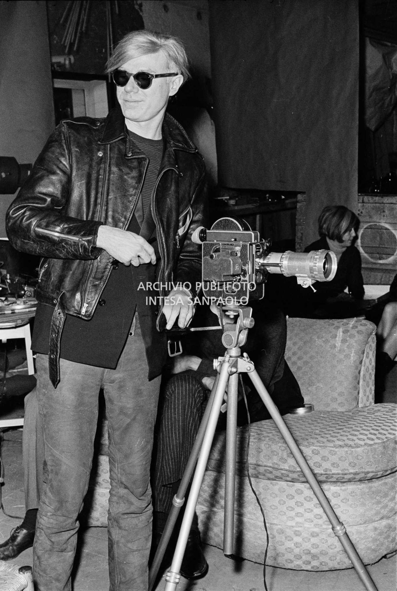 Andy Warhol, a casa di Timothy Leary, con la macchina da presa