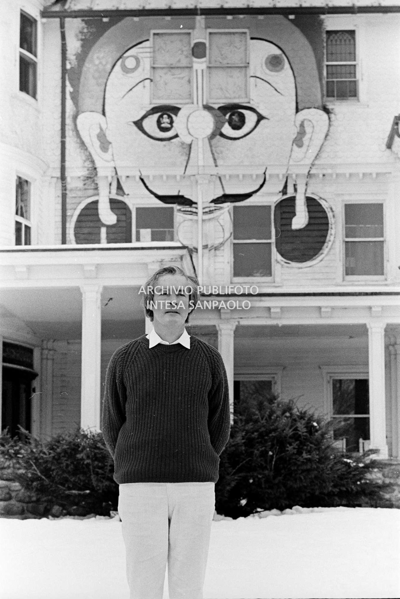 Timothy Leary ritratto davanti alla sua casa a Millbrook