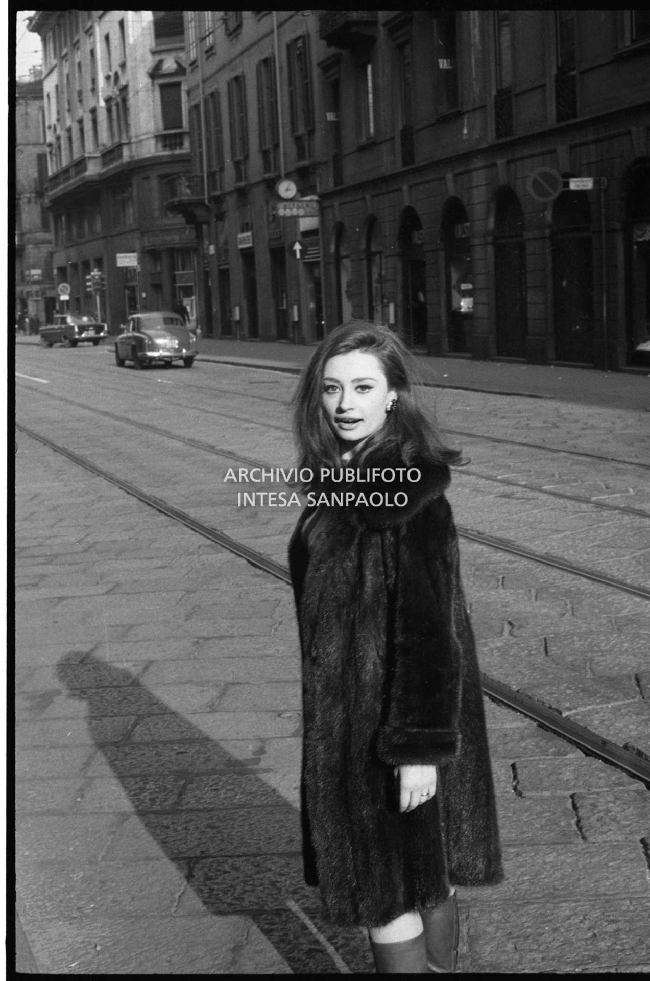 Raffaella Carrà in strada in via Manzoni a Milano