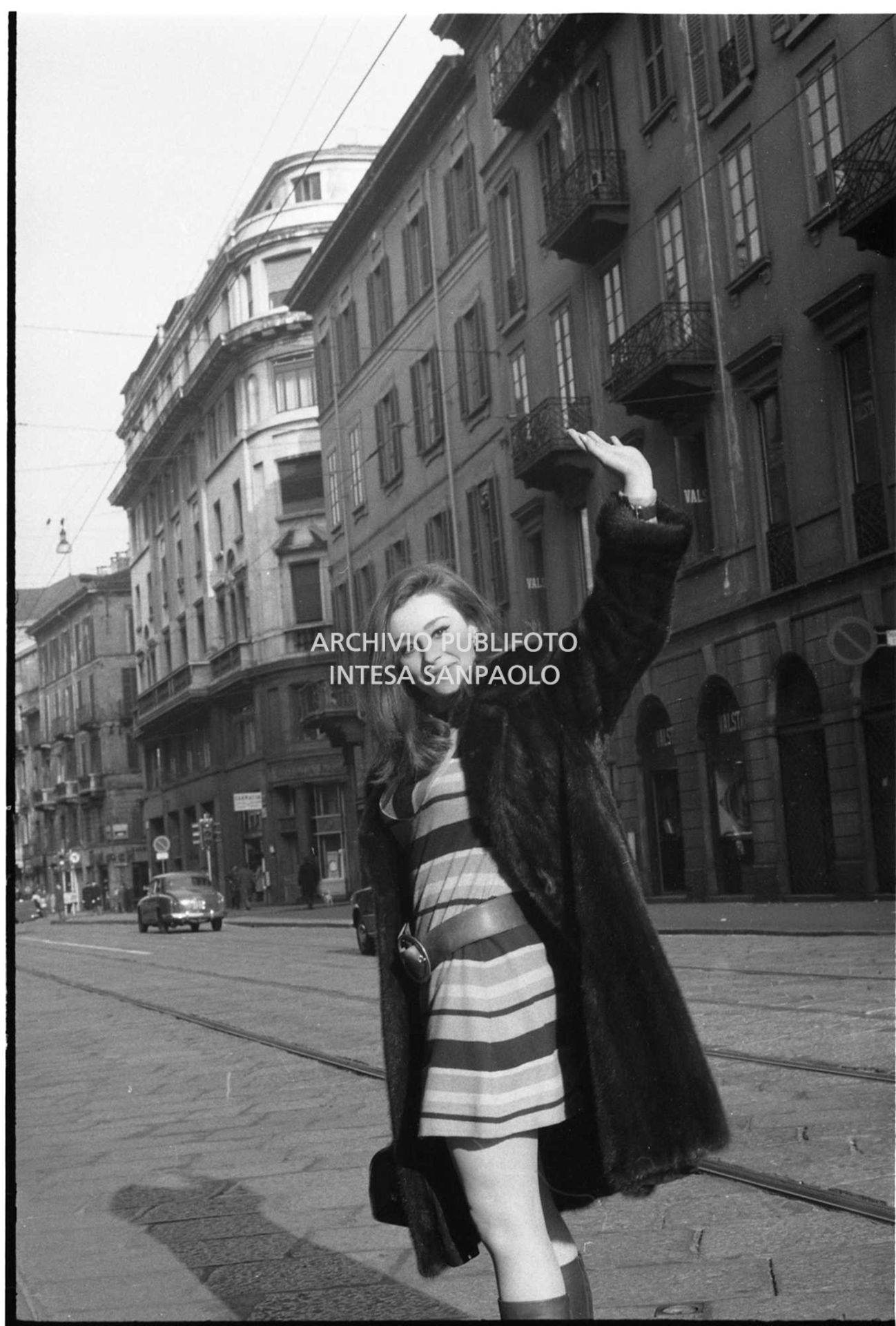 Raffaella Carrà saluta verso il fotografo in strada in via Manzoni a Milano