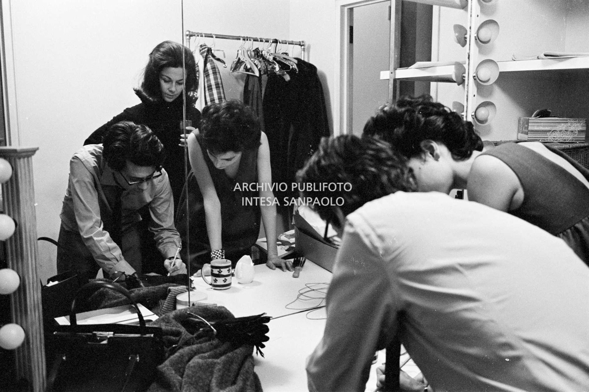 Richard Avedon, Benedetta Barzini e una collaboratrice in camerino