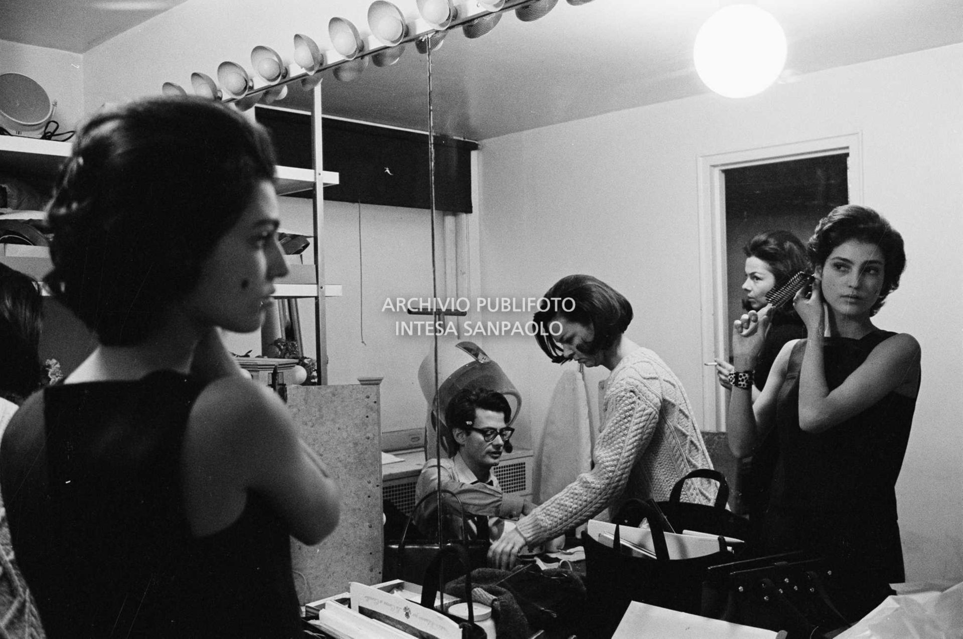 Benedetta Barzini allo specchio in camerino