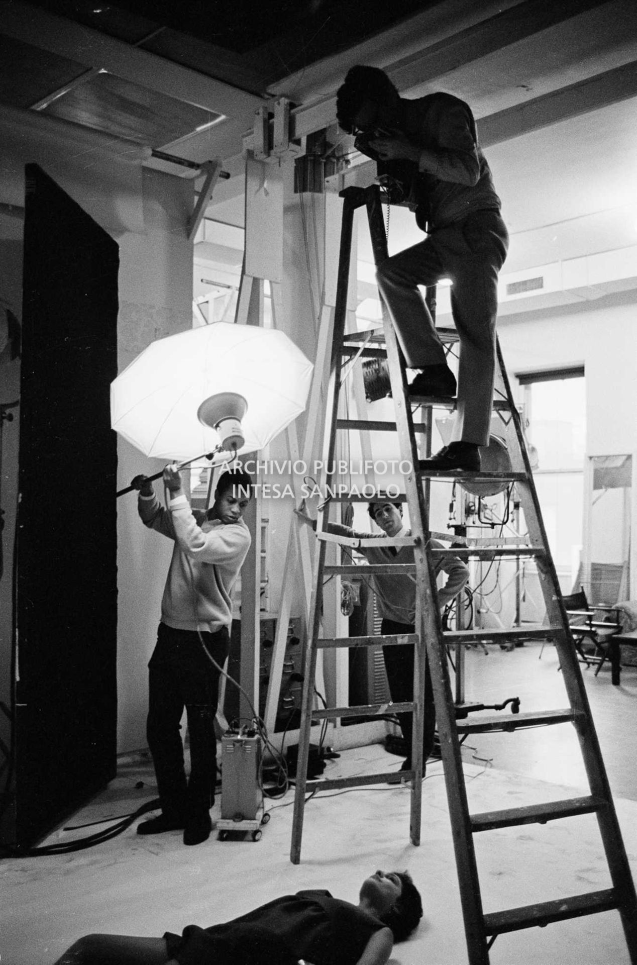 Set fotografico: Richard Avedon riprende Benedetta Barzini da una scala