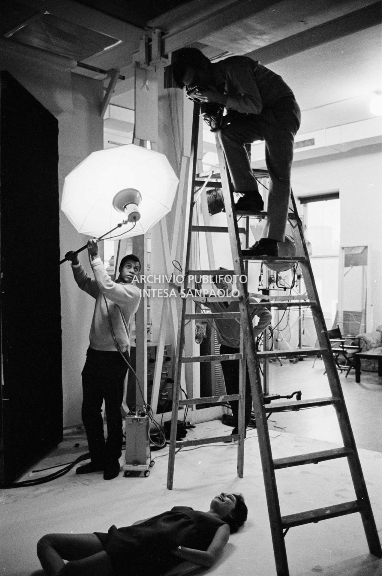 Set fotografico: Richard Avedon riprende Benedetta Barzini da una scala
