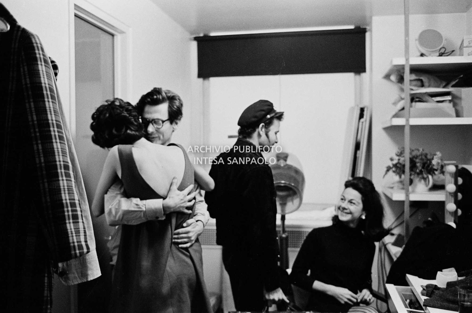 Richard Avedon abbraccia Benedetta Barzini in camerino