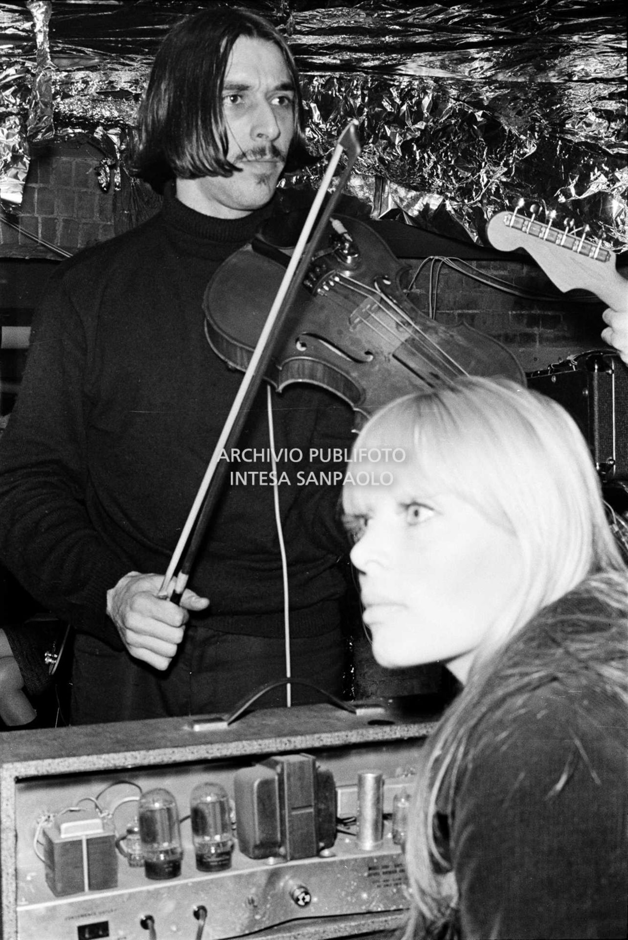 John Cale suona la viola, in primo piano Nico