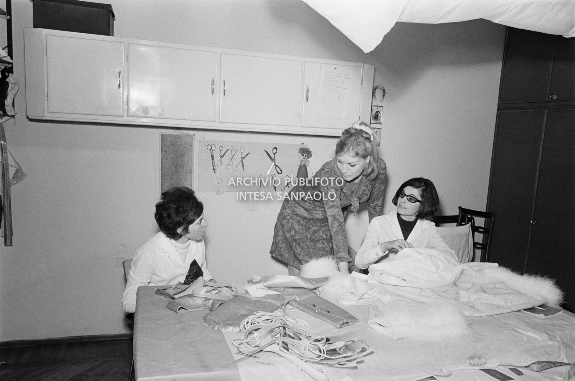 Anna German all'atelier di Eva Sabbatini in compagnia di due sarte al lavoro