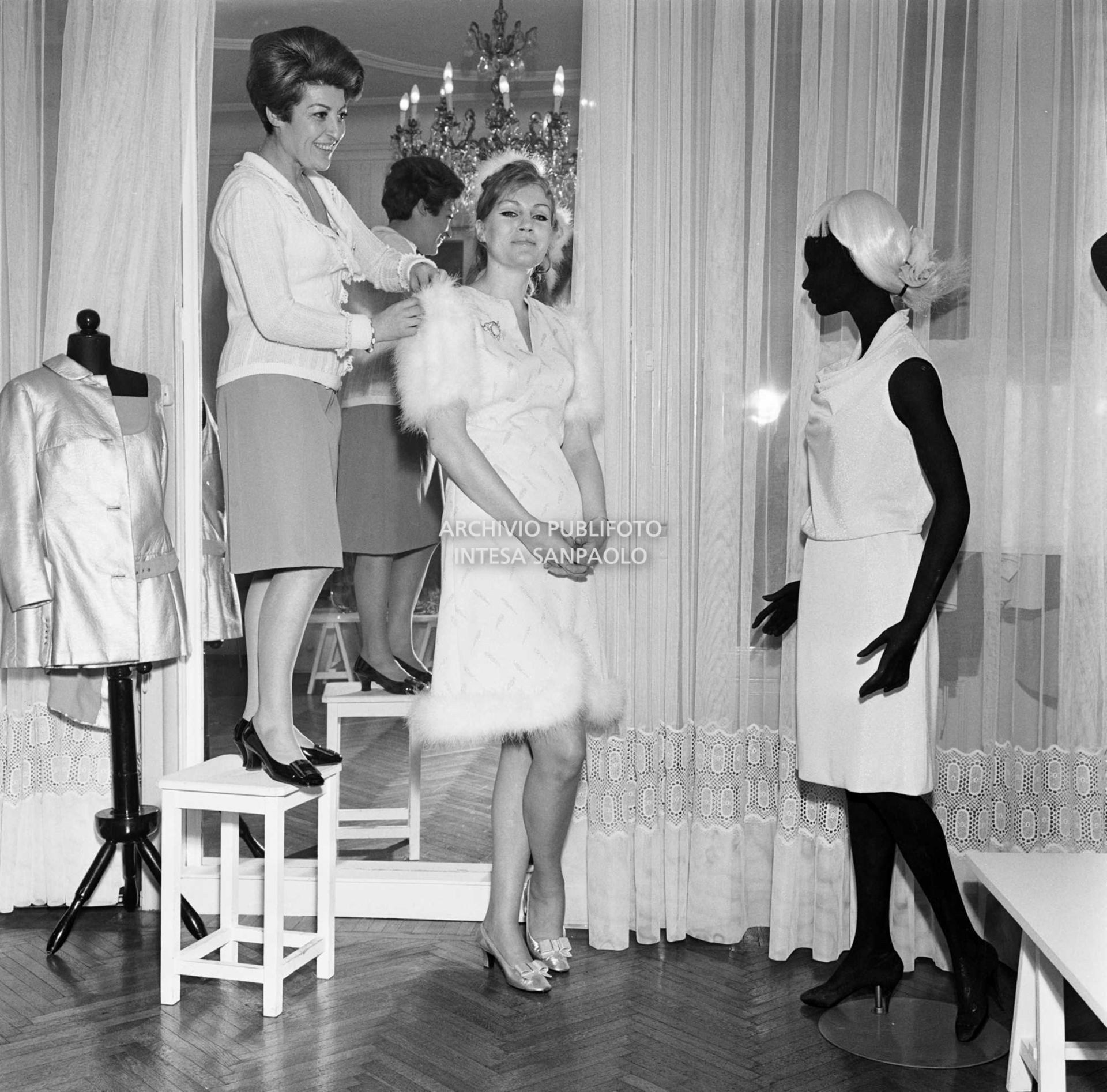 Anna German alla prova abiti in compagnia della stilista Eva Sabbatini presso il suo atelier