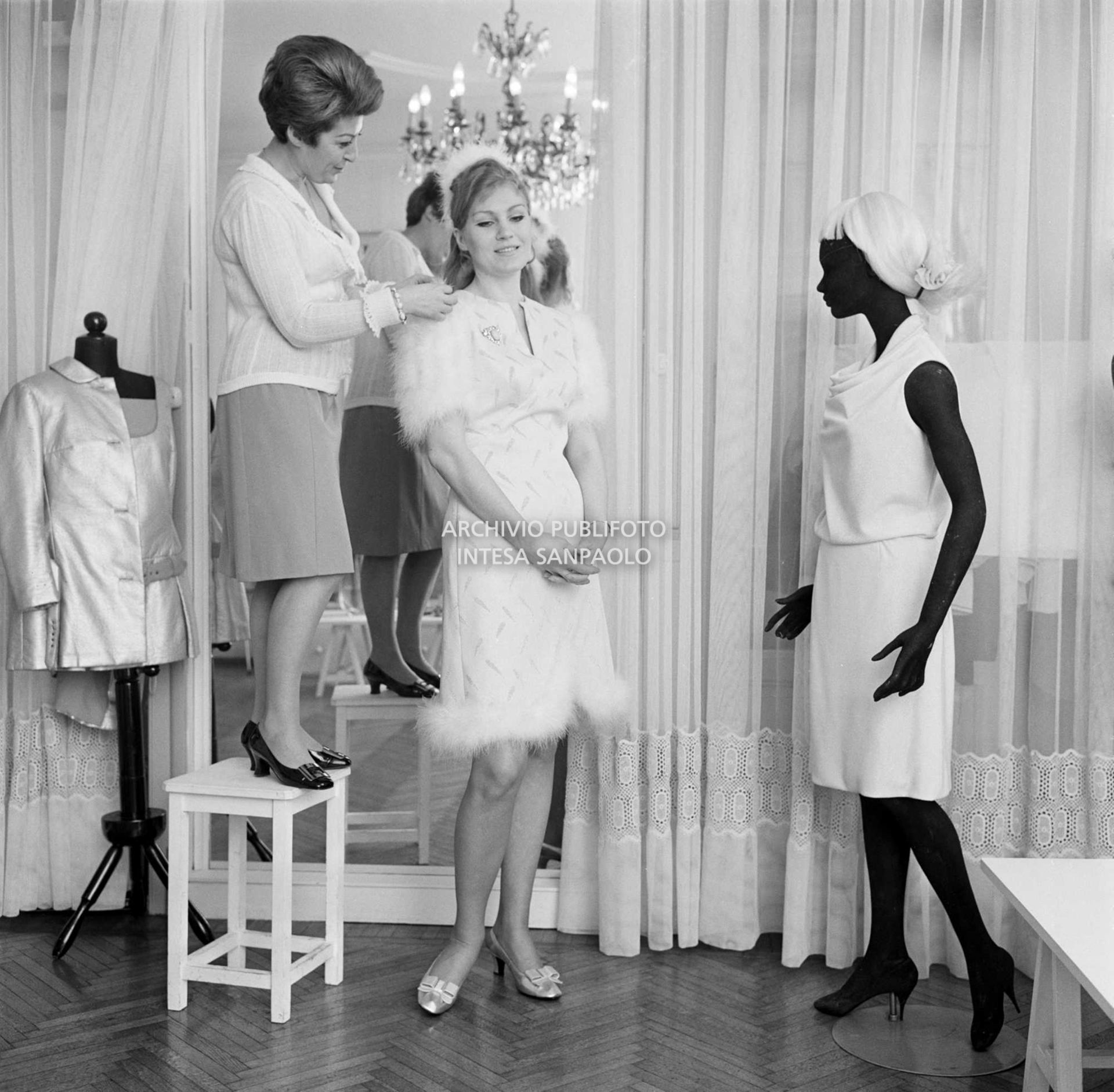 Anna German alla prova abiti in compagnia della stilista Eva Sabbatini presso il suo atelier