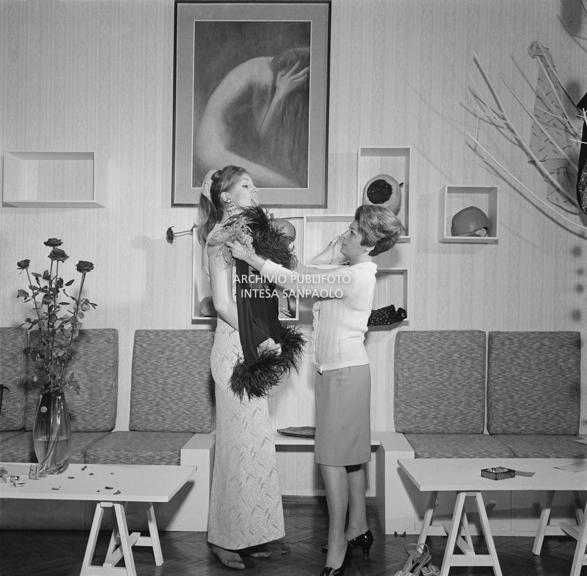 Anna German alla prova abiti in compagnia della stilista Eva Sabbatini presso il suo atelier