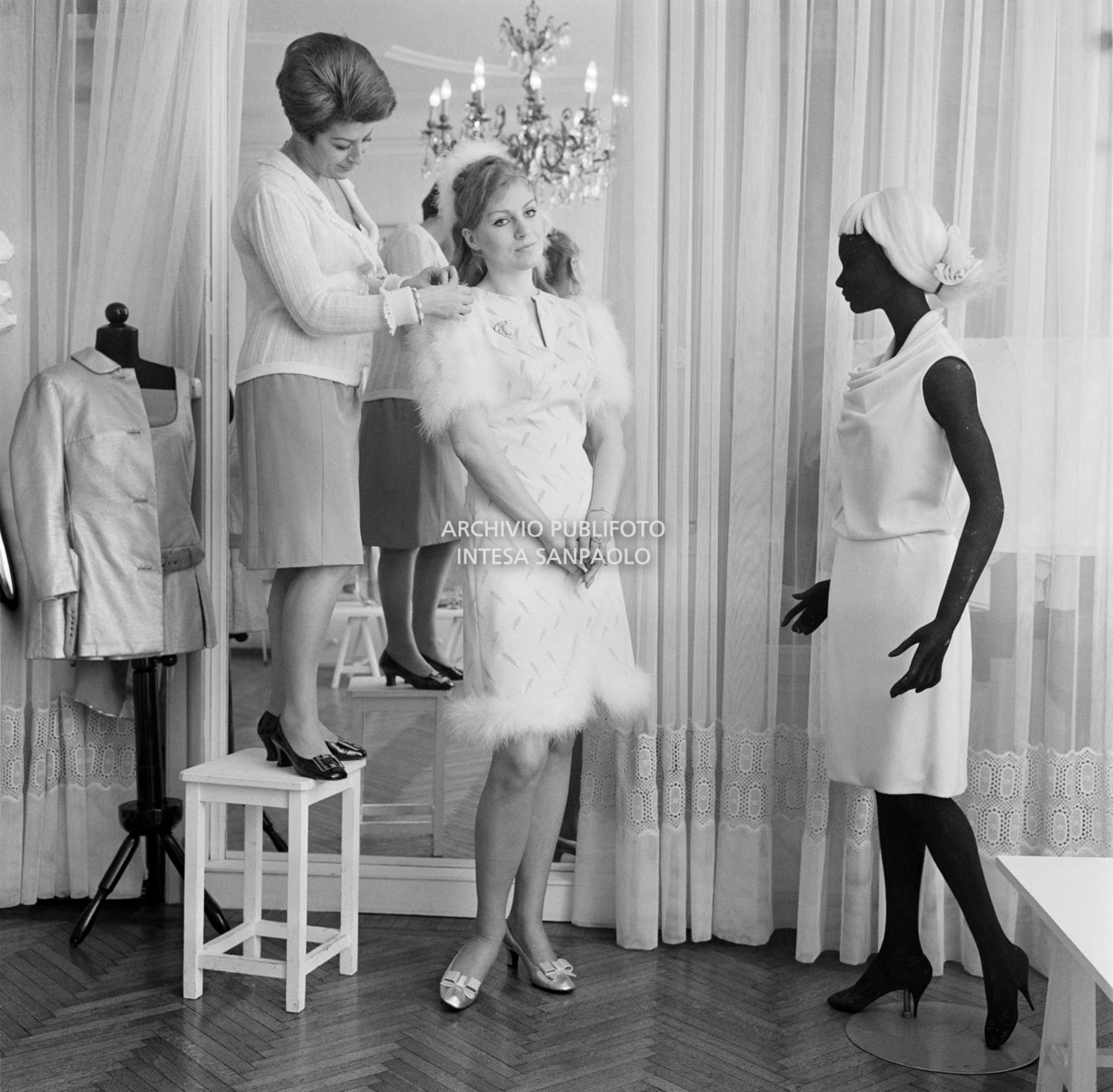 Anna German alla prova abiti in compagnia della stilista Eva Sabbatini presso il suo atelier