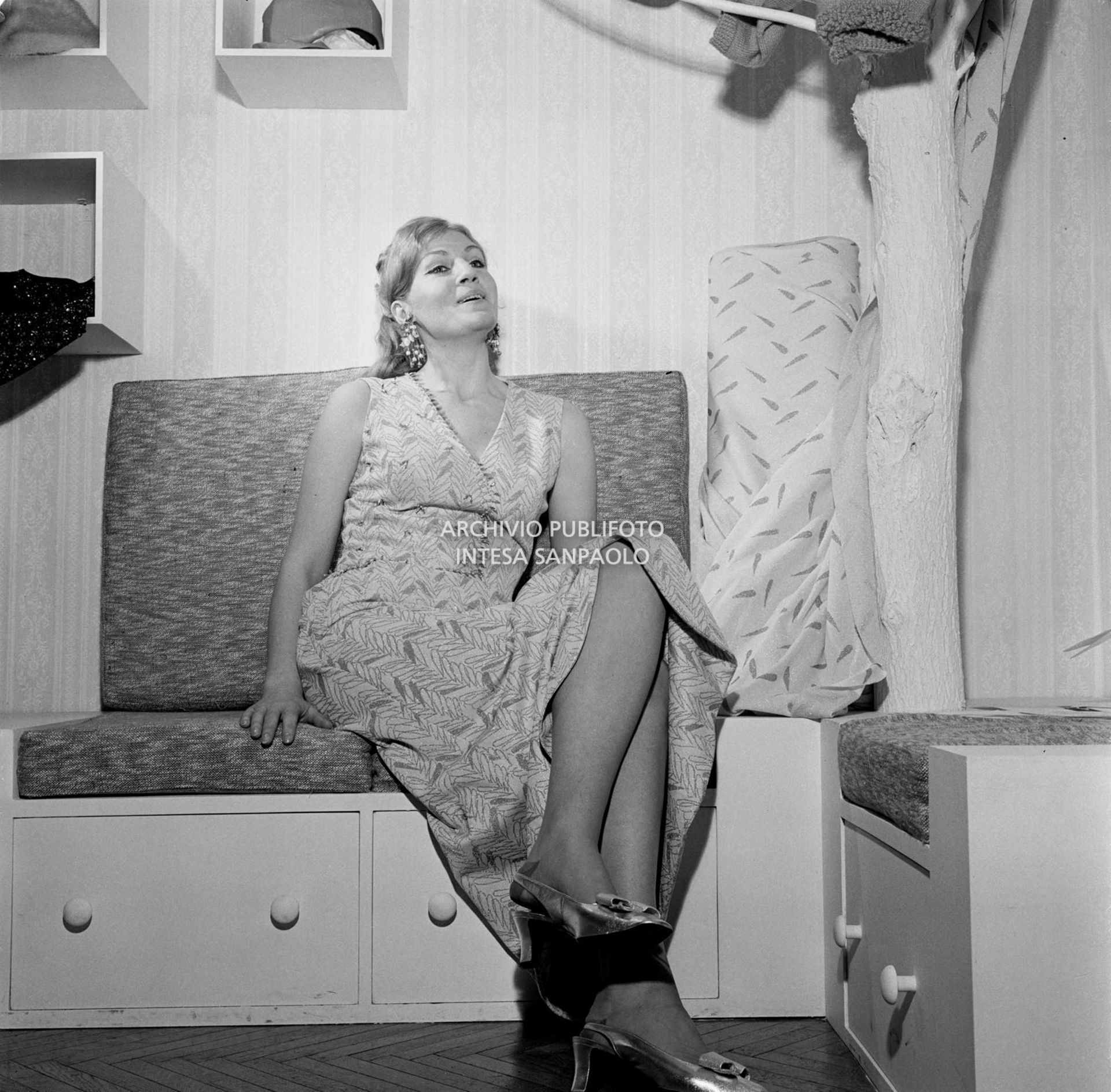 Anna German ritratta con indosso un abito della stilista Eva Sabbatini