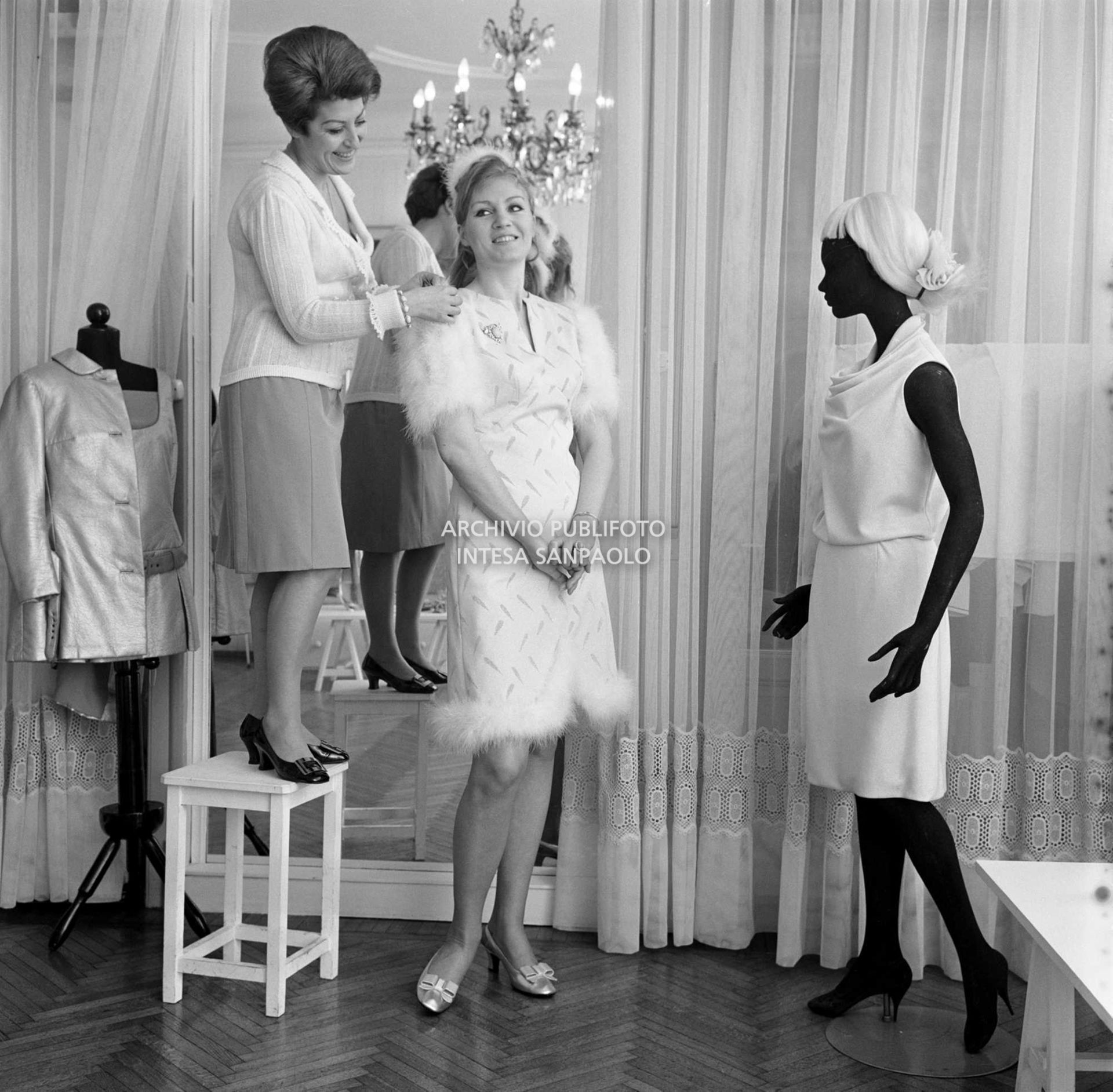 Anna German alla prova abiti in compagnia della stilista Eva Sabbatini presso il suo atelier