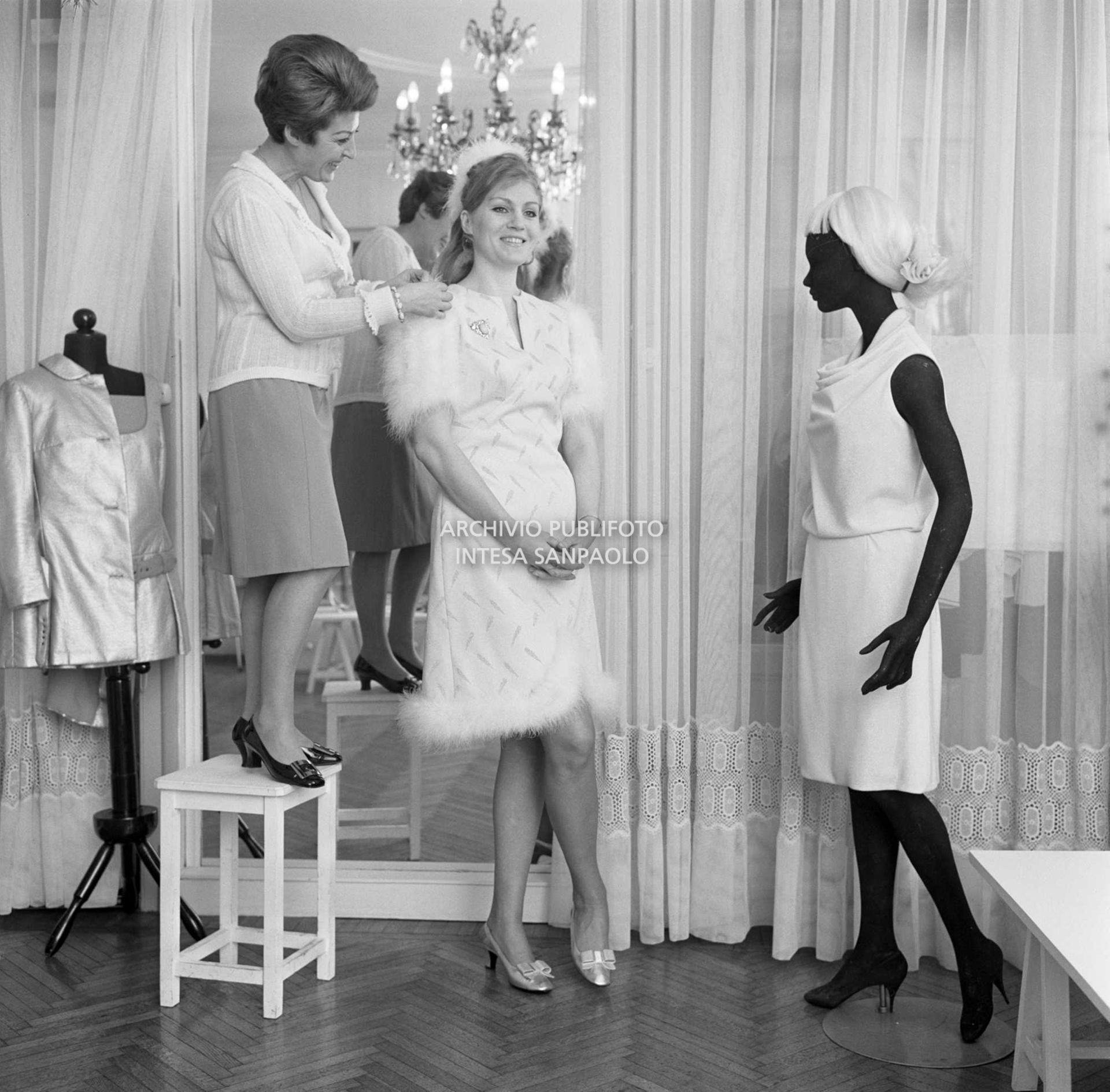 Anna German alla prova abiti in compagnia della stilista Eva Sabbatini presso il suo atelier