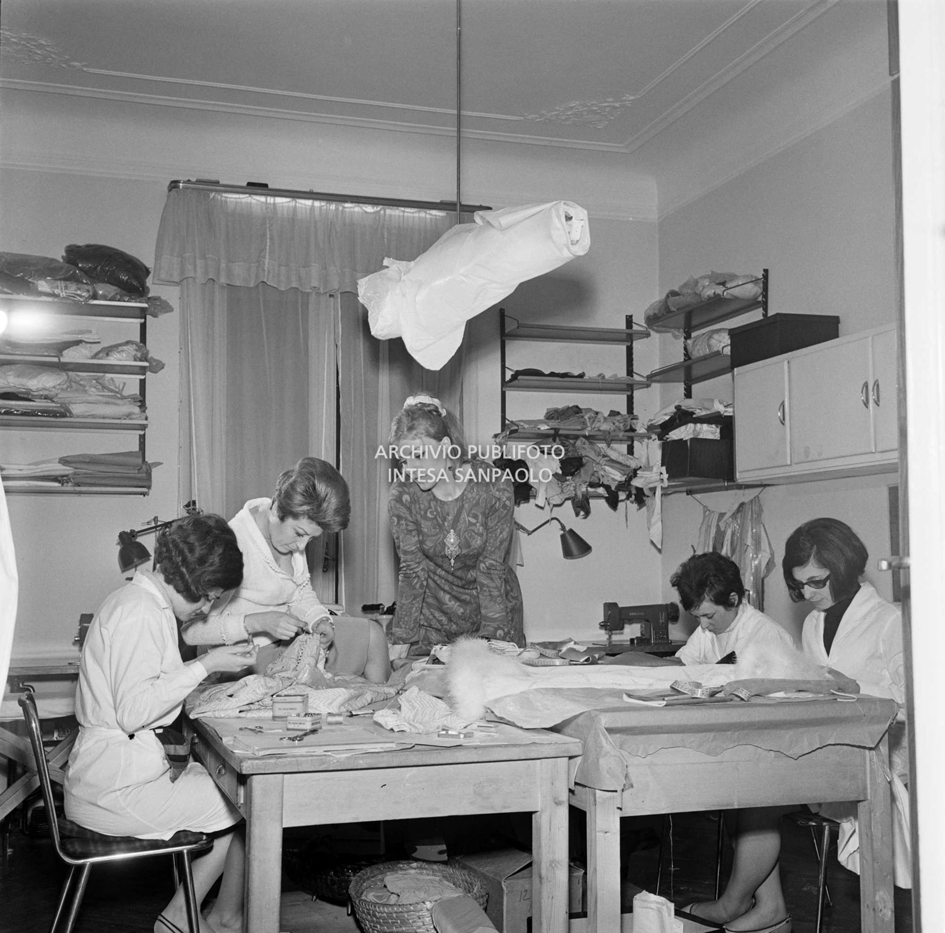 Anna German in compagnia della stilista Eva Sabbatini e delle sarte dell'atelier