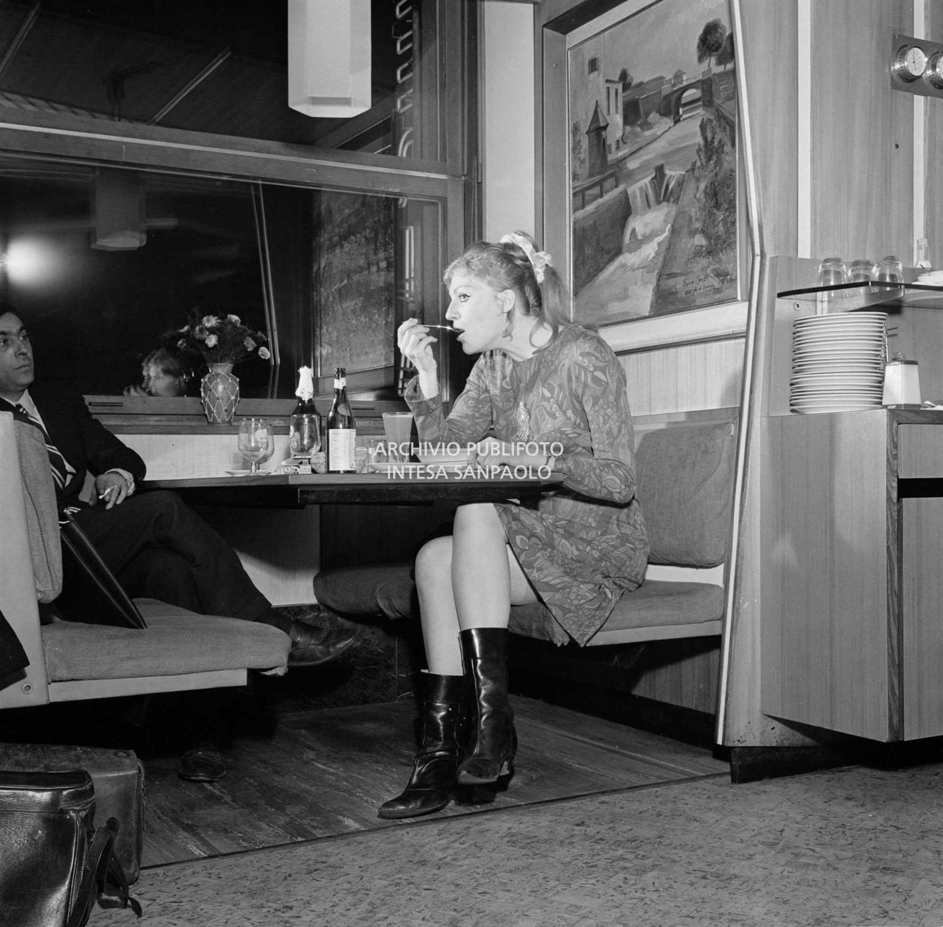 Anna German mangia al ristorante in compagnia di un accompagnatore