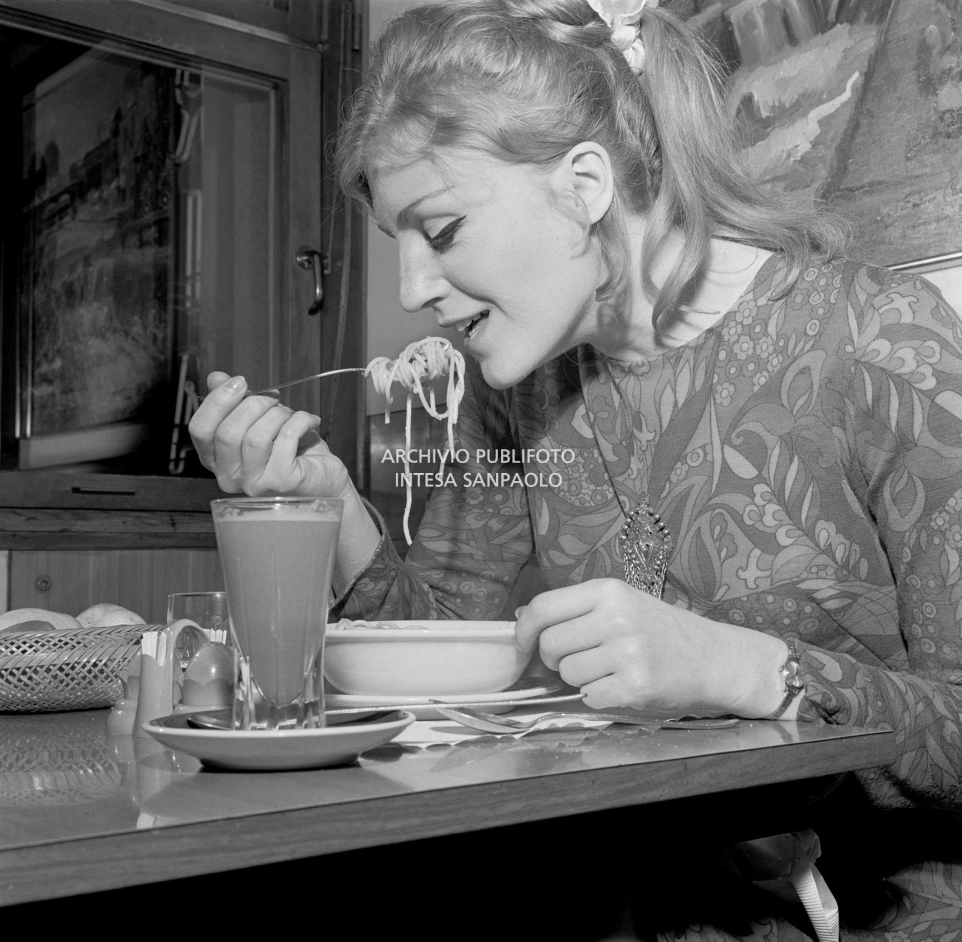 Anna German mangia gli spaghetti al ristorante