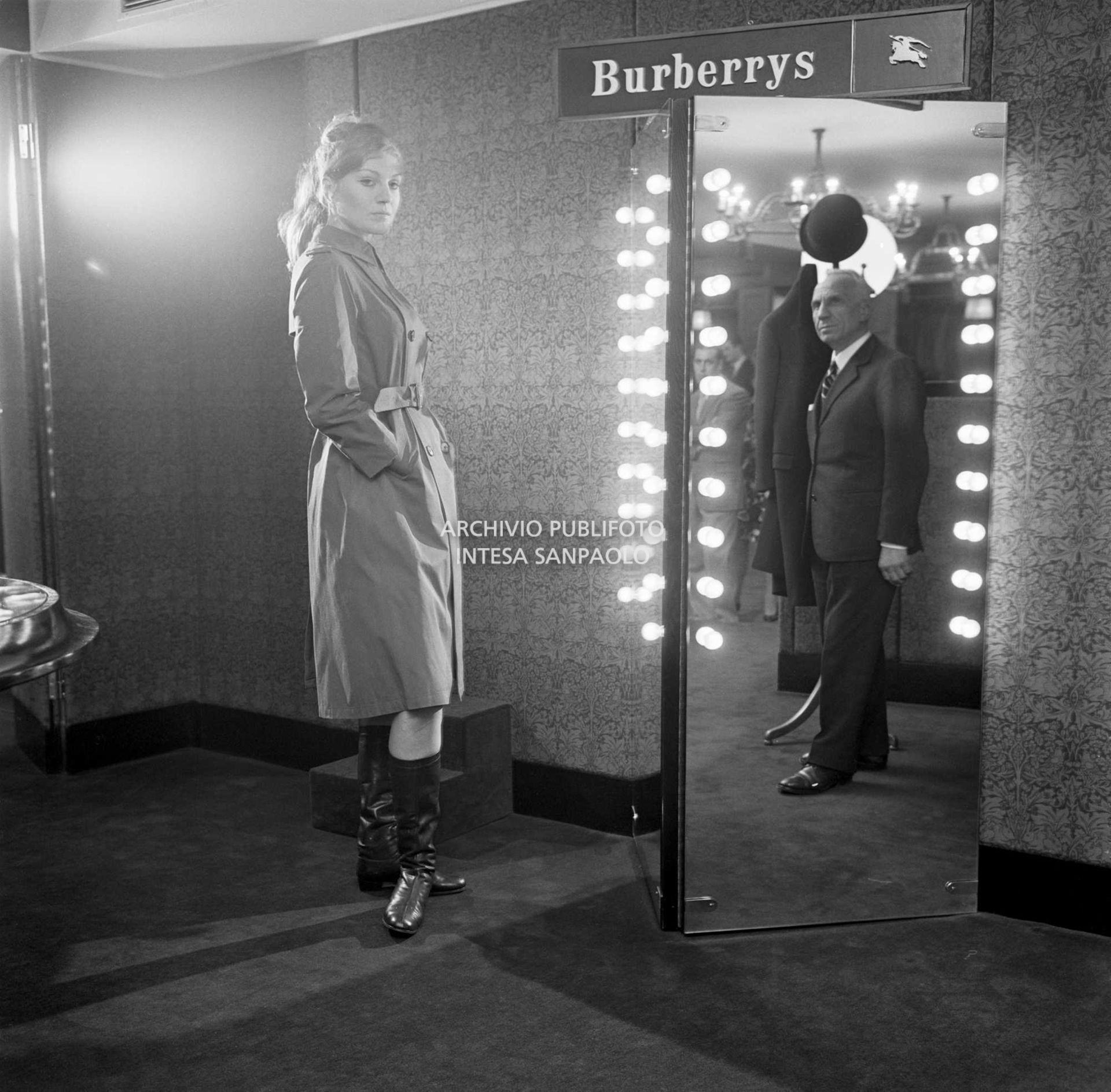 Anna German si specchia al negozio Burberrys' con indosso un trench