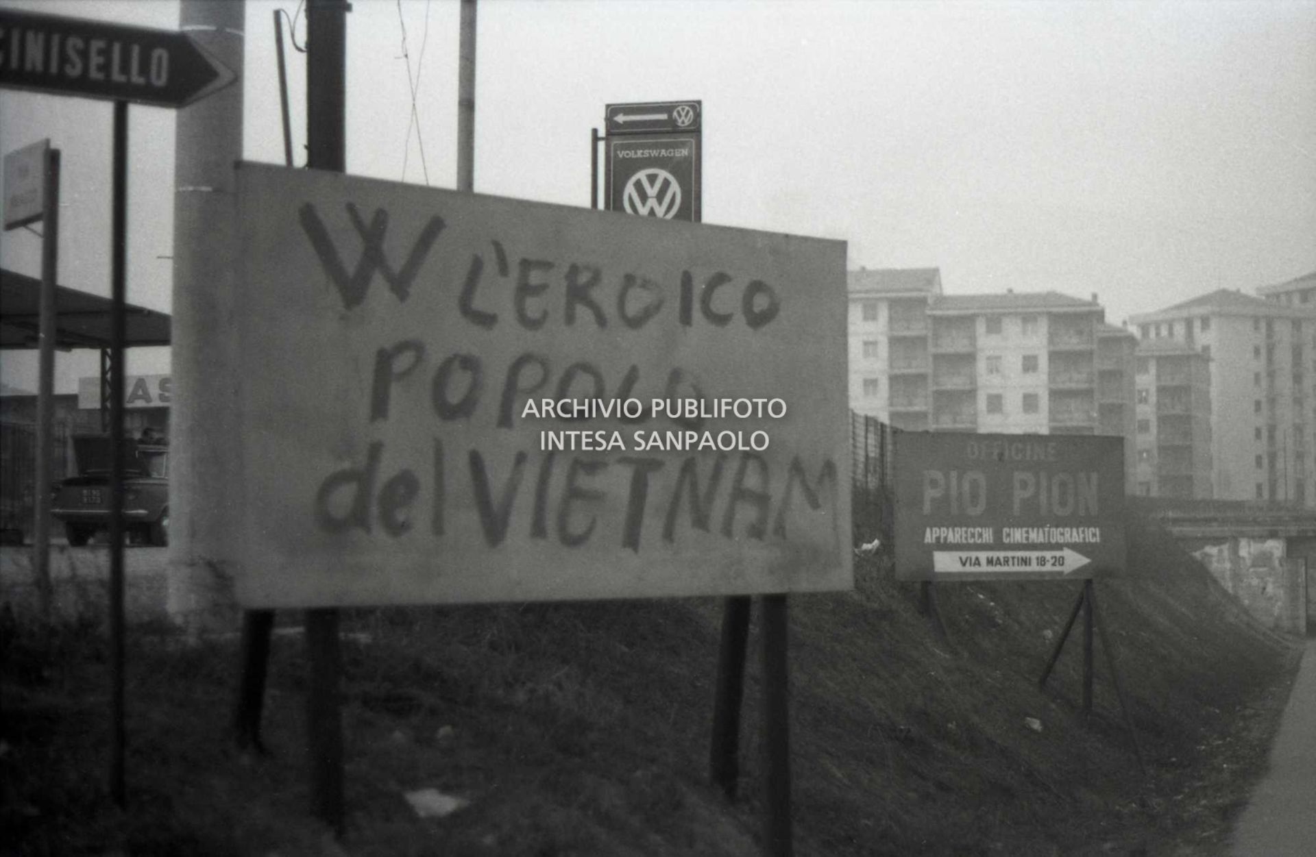 Scritta, su un cartellone, contro la guerra del Vietnam : "W l'eroico popolo del Vietnam"