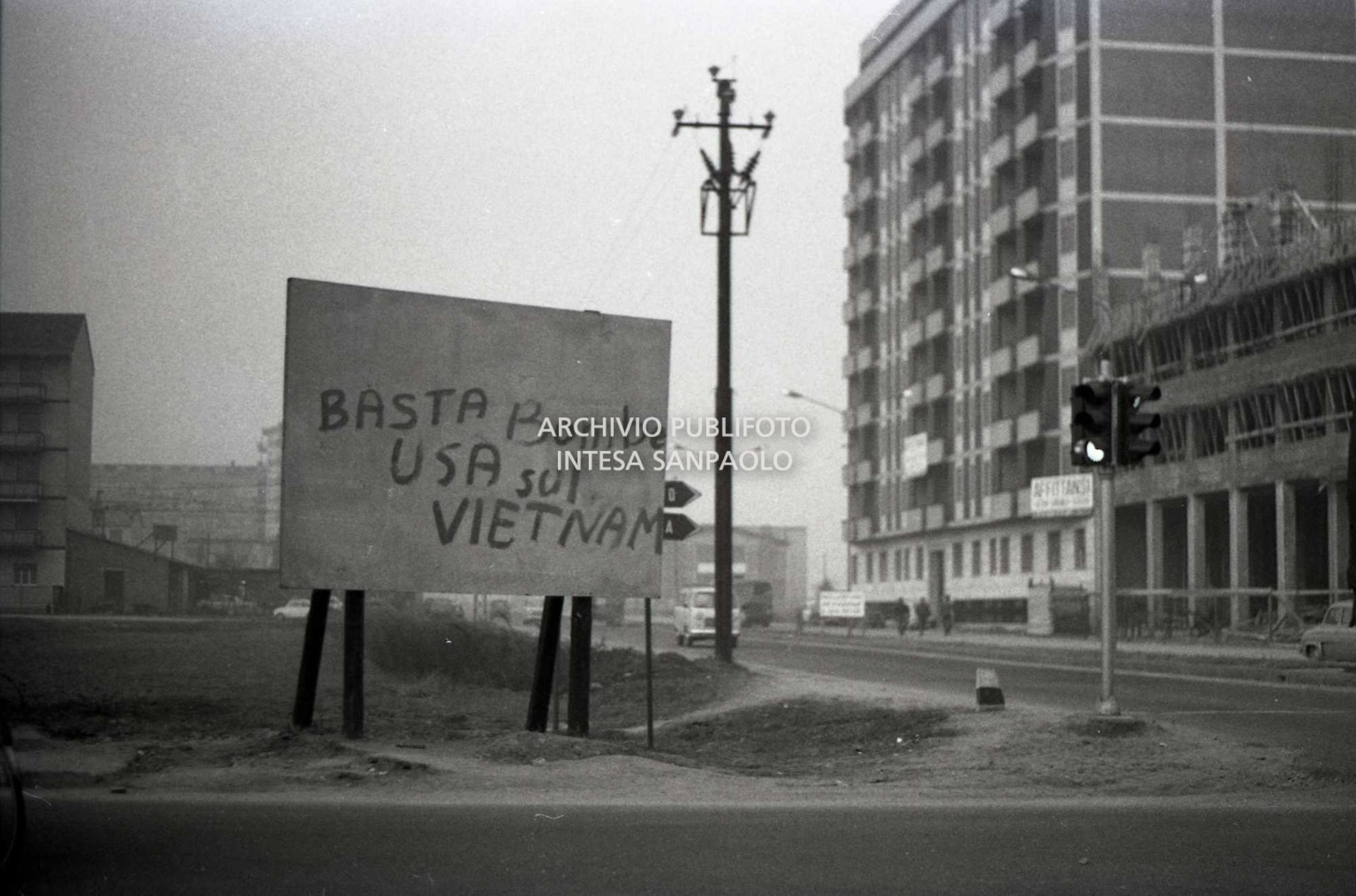 Scritta, su un cartellone, contro la guerra del Vietnam : "Basta bombe USA sul Vietnam"